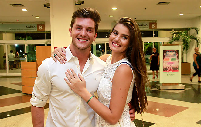 Camila Queiroz e Klebber Toledo decidem se casar no Ceará