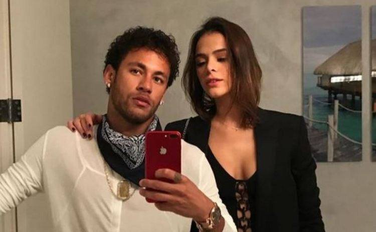Neymar e Bruna Marquezine são vistos com anéis de compromisso