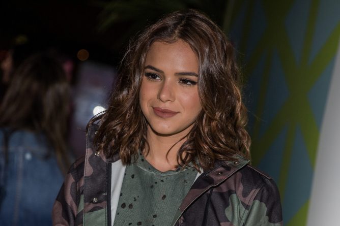 Solteira, Bruna Maquezine se anima em festa junina