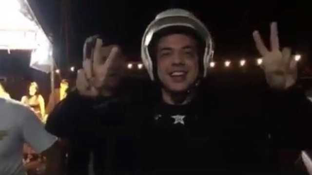 Wesley Safadão pega carona para não chegar atrasado em show