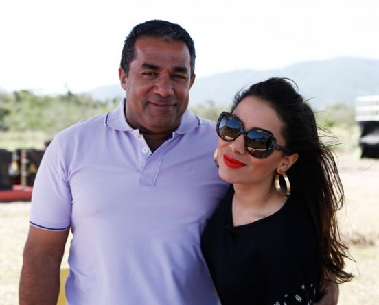 Anitta presenteia o pai com um carro novo: “Ele estava querendo”