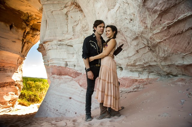 Bianca Bin e Sérgio Guizé vivem romance nos bastidores de novela