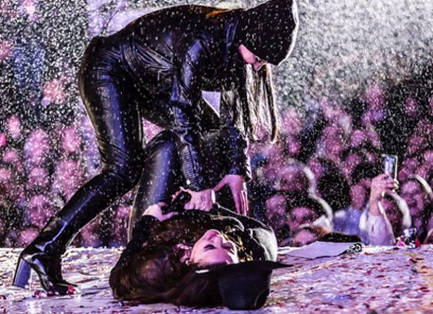 Maiara leva tombo em show, mas passa bem