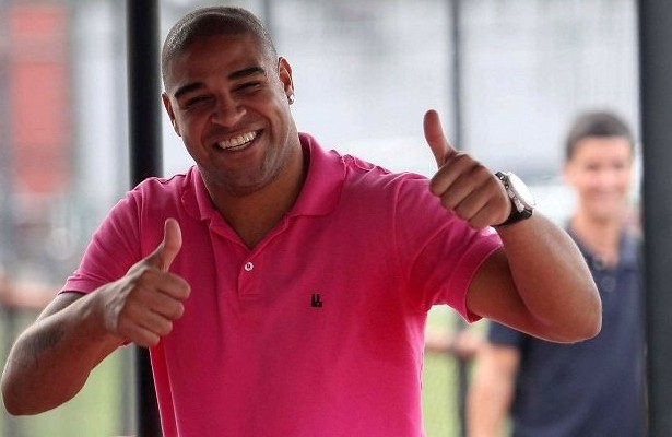 Adriano Imperador apresenta a nova namorada nas redes sociais