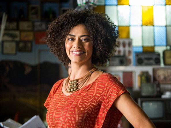 Após ato racista de produtora, Globo manda flores para Ana Flávia Cavalcanti