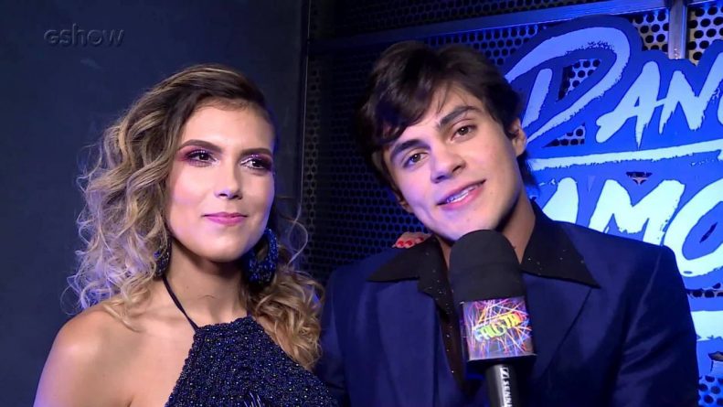 Lucas Veloso pede namorada em casamento