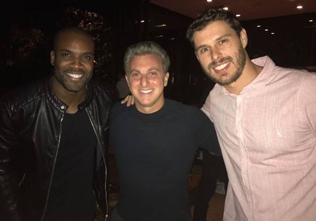 Luciano Huck reúne amigos para comemorar 46 anos de vida