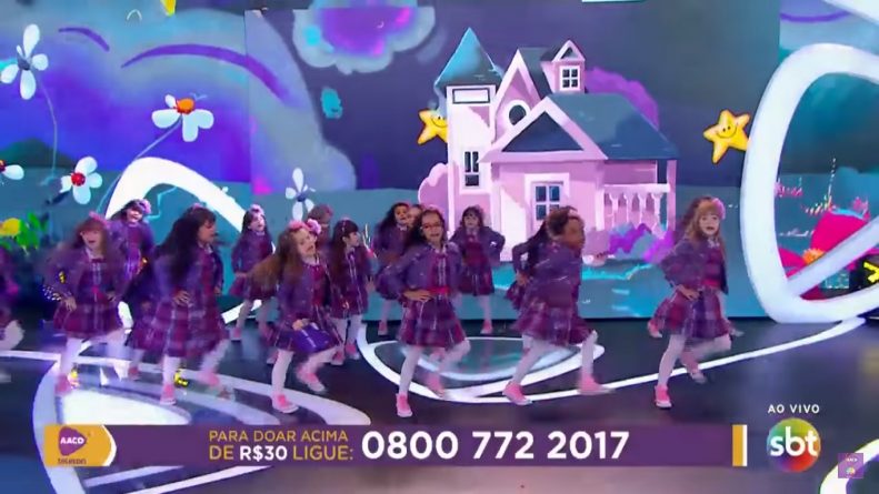 Crianças de “Carinha de Anjo” cantam no palco do Teleton
