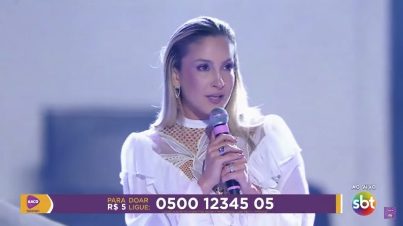 Claudia Leitte treme de emoção após canção e manda mensagem ao público