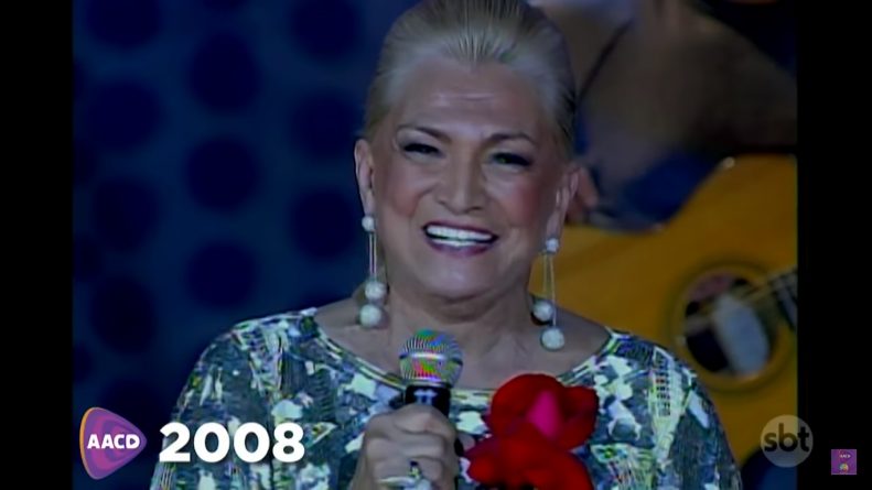 Eliana presta homenagem emocionante a Hebe Camargo
