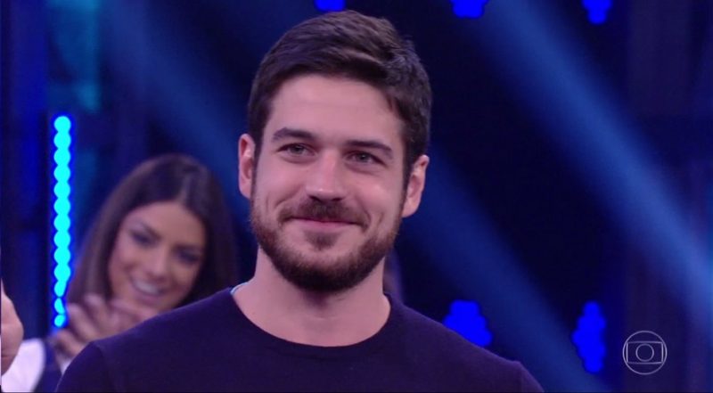 Marco Pigossi fala sobre o pânico que sentiu para se assumir gay: “Isso tomou uma proporção”