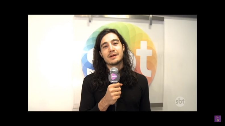 Tiago Iorc se emociona em primeira participação no “Teleton”