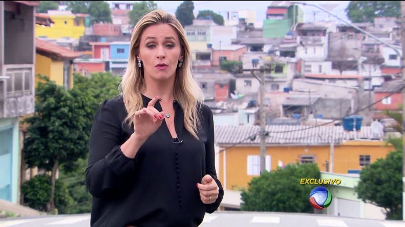 Viatura da Record perde o freio, bate em três carros e um muro; ninguém se machucou
