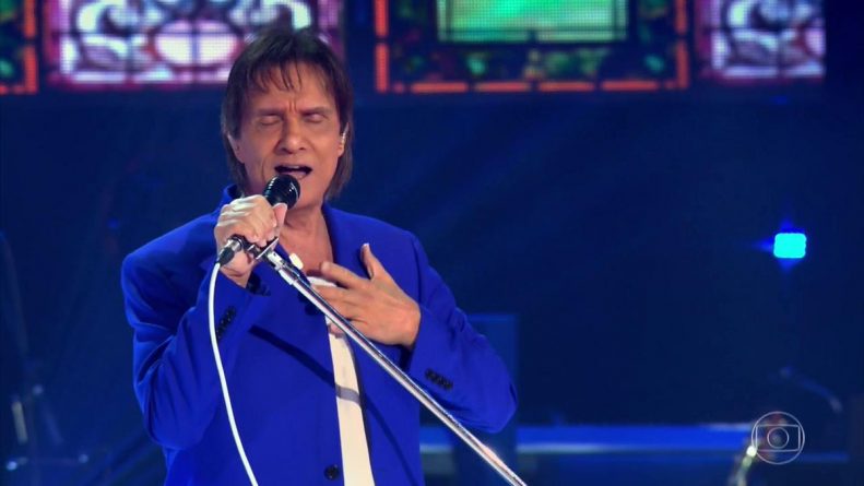 Roberto Carlos se estressa em show e manda fã calar a boca; confira o vídeo