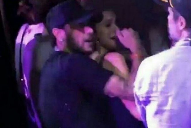 Bruna Marquezine e Neymar Jr. são vistos aos beijos em Fernando de Noronha