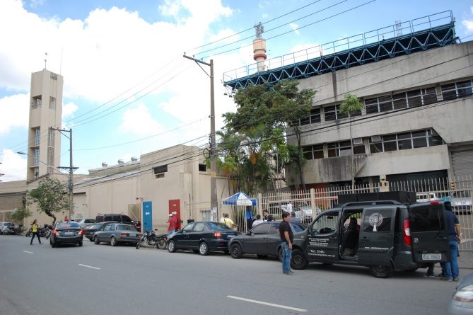 Funcionário da Record se acidenta em portão da emissora; estado é delicado