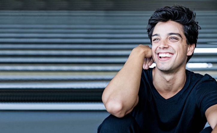 Rodrigo Simas beija cantora em Fernando de Noronha e fãs apostam em romance