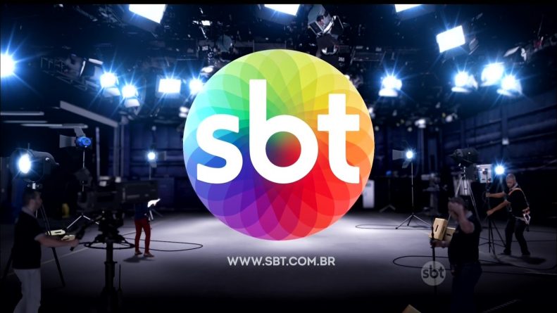 Equipe do SBT é ameaçada e tem carro incendiado durante reportagem; veja o vídeo