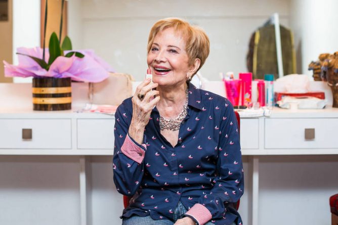 Glória Menezes é internada com infecção respiratória