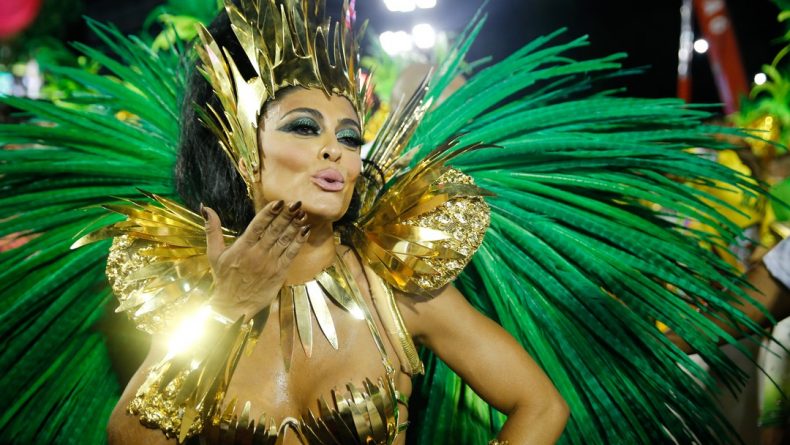 Juliana Paes é vítima de arrastão minutos antes de entrar na Sapucaí