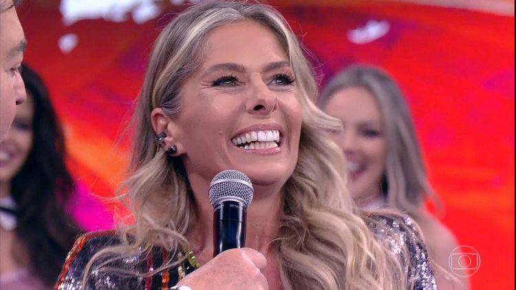 Adriane Galisteu revela segredo para uma pele perfeita