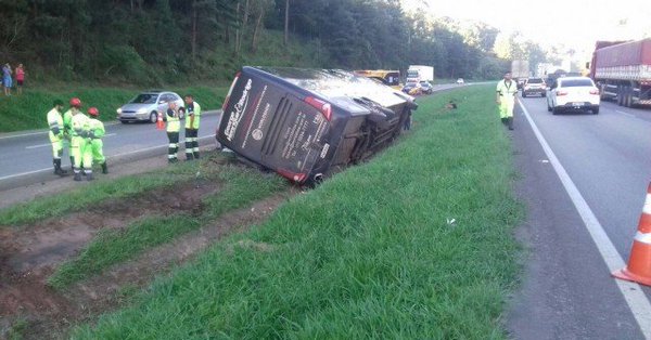 Ônibus de dupla sertaneja capota em São Paulo e deixa quatro vítimas