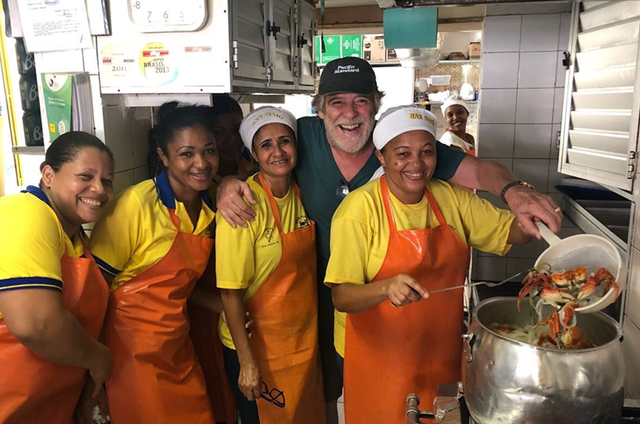 José de Abreu faz laboratório em bar de Salvador para “Segundo Sol”