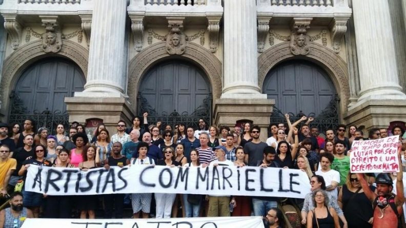 Artistas protestam nas ruas após morte de vereadora Marielle Franco