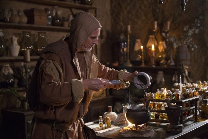 Ator visita fábrica do Boticário para virar garoto-propaganda em “Deus Salve o Rei”