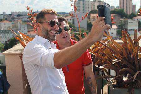 Henri Castelli inaugura apartamento luxuoso com amigos