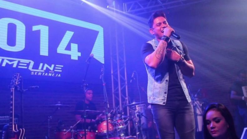 Cantor destrata contratante durante festa de casamento