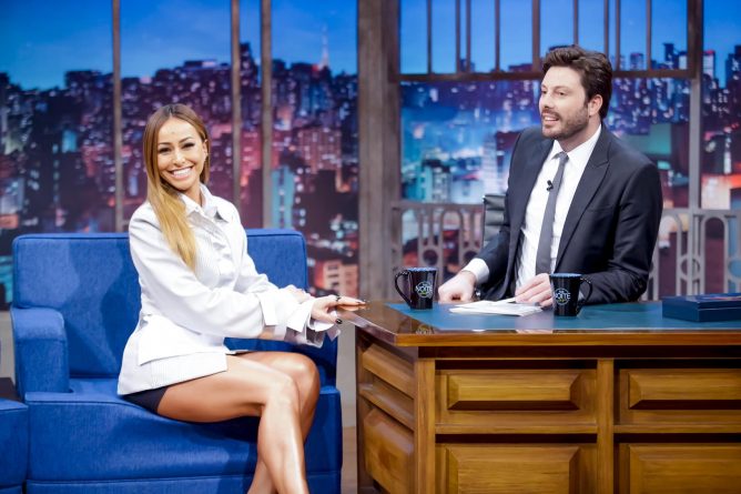 Danilo Gentili vence Pedro Bial e garante a liderança para o SBT