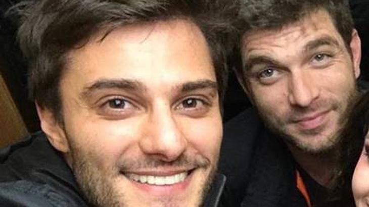 Hugo Bonemer contracena com namorado após declaração de amor