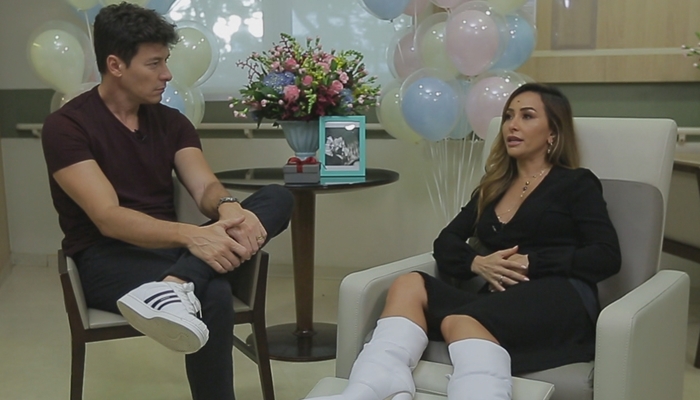 Sabrina Sato ganha alta e volta a gravar programa acompanhada de equipe médica