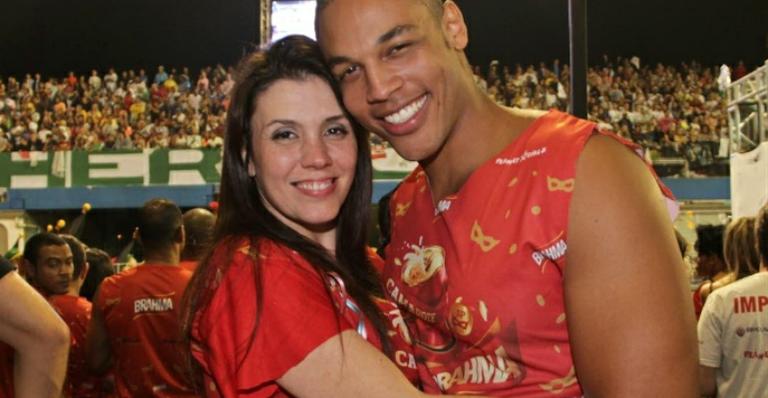 Simony surpreende e revela que continua casada após boatos de traição
