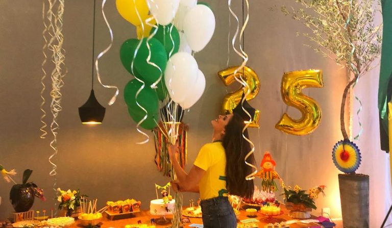 Camila Queiroz ganha festa temática da Copa para comemorar seus 25 anos