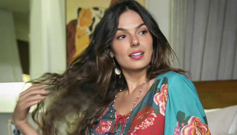 Isis Valverde posa com vestido transparente e bumbum chama atenção: “Surreal de maravilhosa”