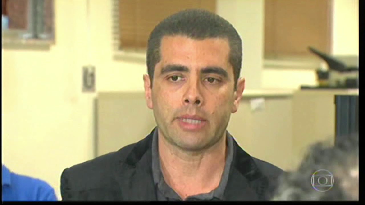 Em coletiva de imprensa, Doutor Bumbum manda recado para Silvio Santos