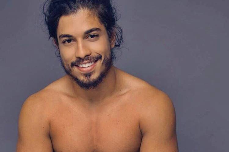 Douglas Sampaio aparece com morena em inauguração de boate no Rio