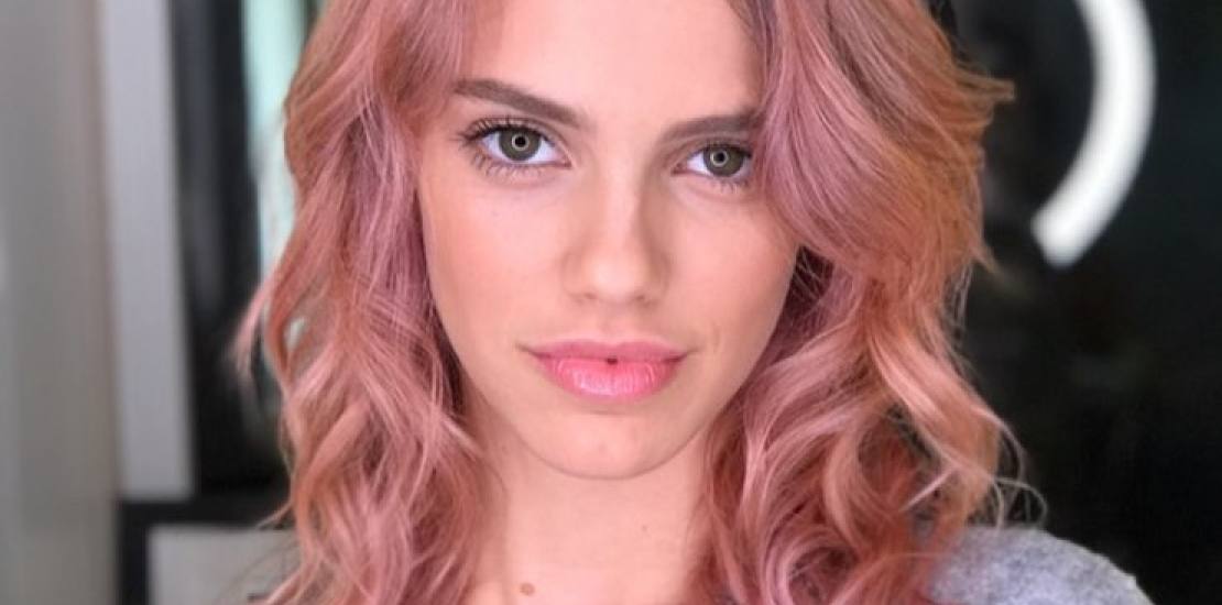 Laura Neiva posta foto sem roupa após fim de namoro com Chay Suede