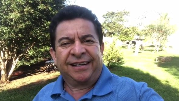 Programas de TV buscam Solimões para falar sobre relação com filho gay