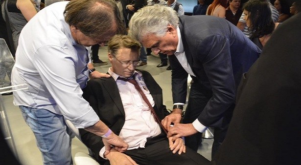 Apresentador desmaia, ao vivo, durante debate na TV Brasil Central (TV Cultura)