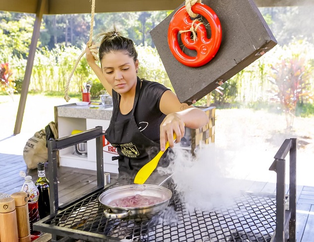 Participantes fazem churrasco com apenas uma mão no “BBQ Brasil – Churrasco na Brasa”