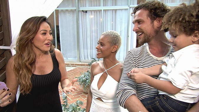 Cantora Aline Wirley, do Rouge, faz surpresa para o marido no “Programa da Sabrina”