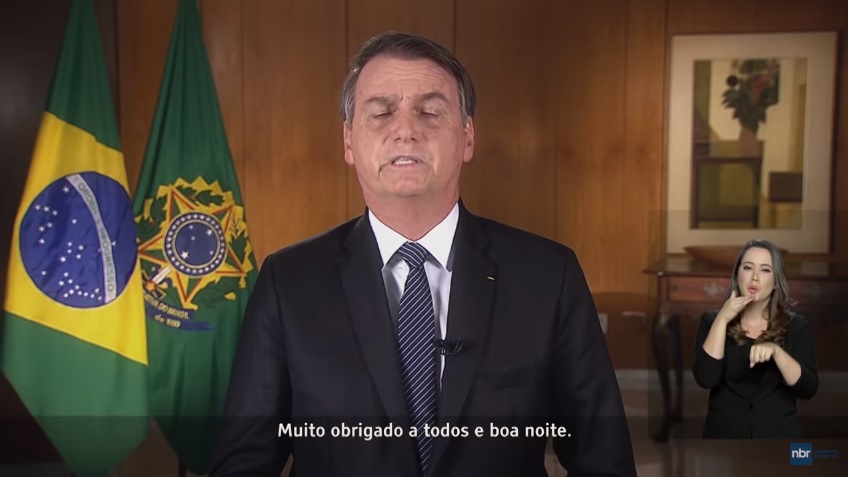 Com dificuldade de ler textos na TV, Bolsonaro queria fazer pronunciamento de improviso