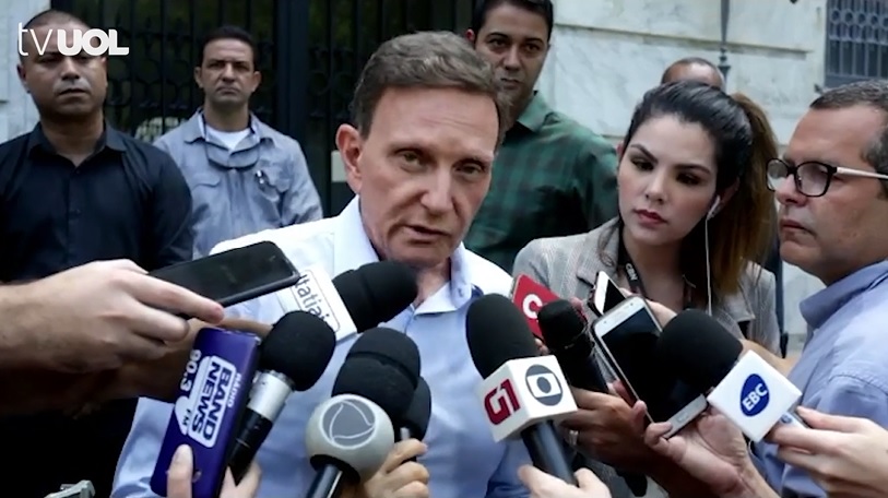 Prefeito do Rio de Janeiro empurra repórter da TV Globo: “Não quero falar com vocês”
