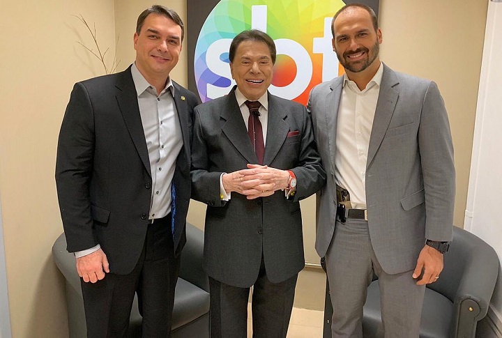Silvio Santos recebe Flávio Bolsonaro e Eduardo Bolsonaro no “Jogo das 3 Pistas”