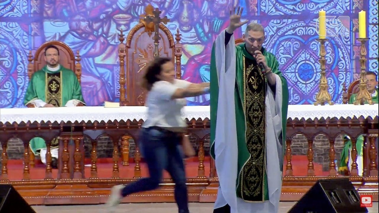 Mulher empurra Padre Marcelo Rossi do altar durante missa; Veja o vídeo