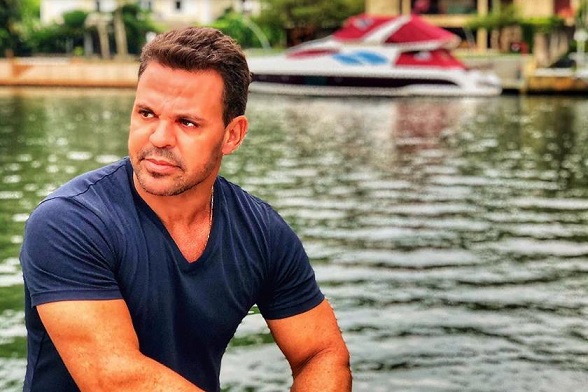 Após polêmica, Eduardo Costa chora e cogita dar pausa na carreira