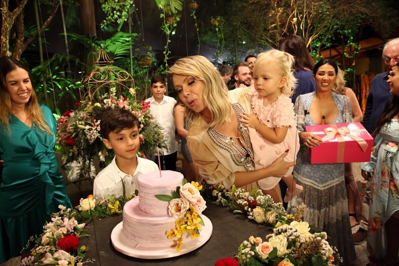 Eliana recebe festa de aniversário surpresa neste domingo (17/11)